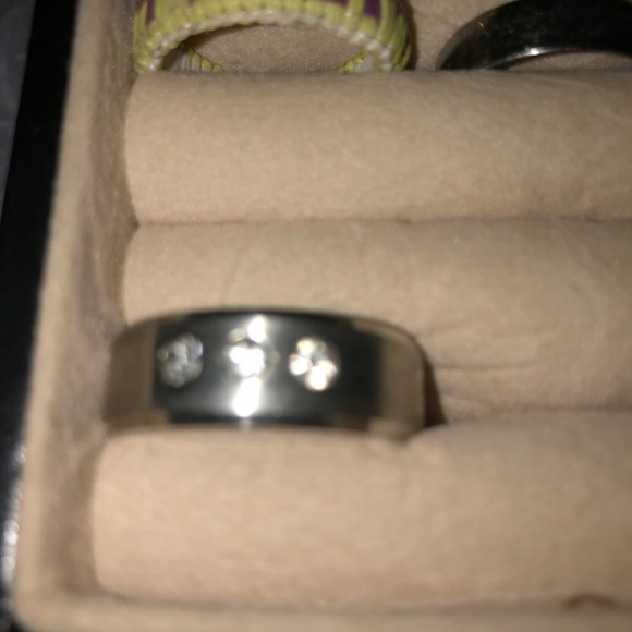 30 rings, included are some adjustable toe ring type - Picture 2 of 5